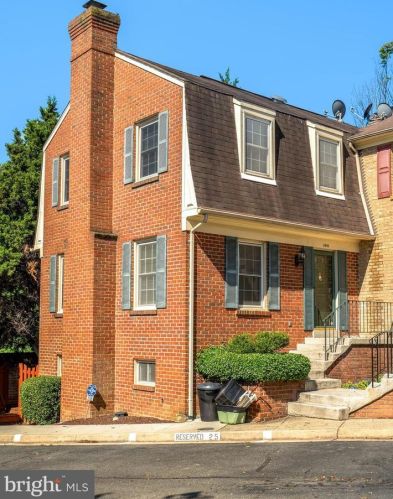 3046 Meeting St, Falls Church, VA 22044-2906