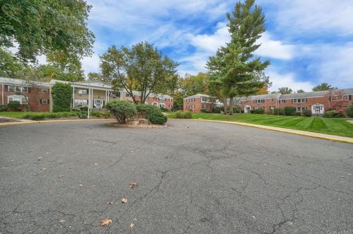 7 Lenox Ct, Airmont, NY 10901-8014
