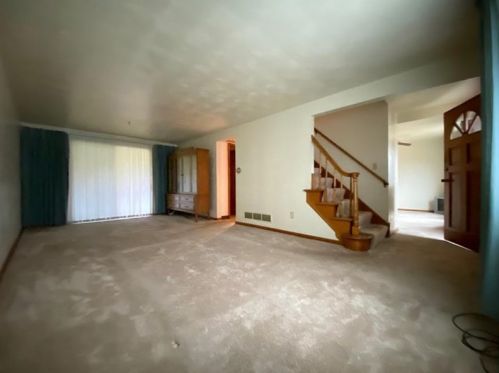 215 Dundee Dr, Pittsburgh, PA 15122-2932