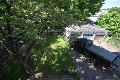 64 Vine St, Ansonia, CT 06401-3245