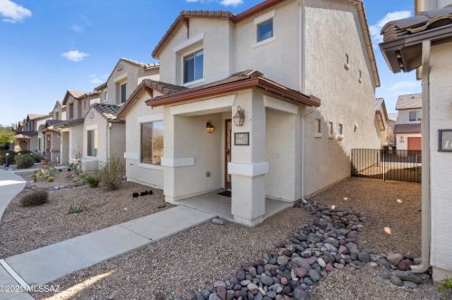 10627 Singing Canyon Dr, Tucson, AZ 85747-6010
