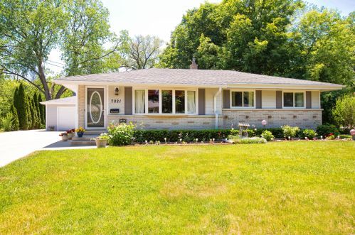 7021 Dorchester Ln, Greendale, WI 53129-2243