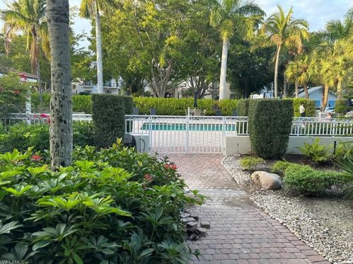 950 7th Ave, Naples, FL 34102-6744