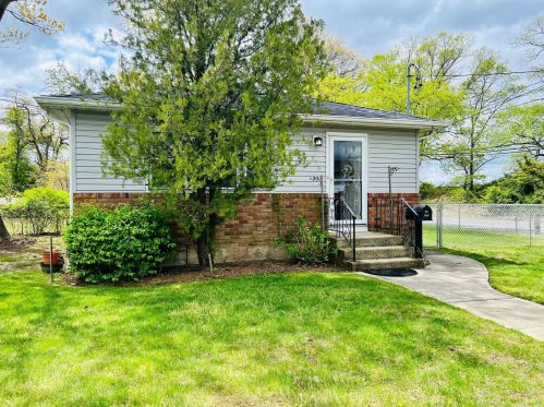 823 Centre Ave, North Lindenhurst, NY 11757-3120