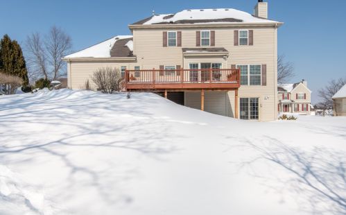 917 Valley Hill Dr, Waukesha, WI 53189-7877