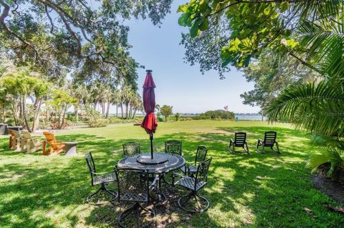 5148 31st Ave, Saint Petersburg FL  33707-5600 exterior