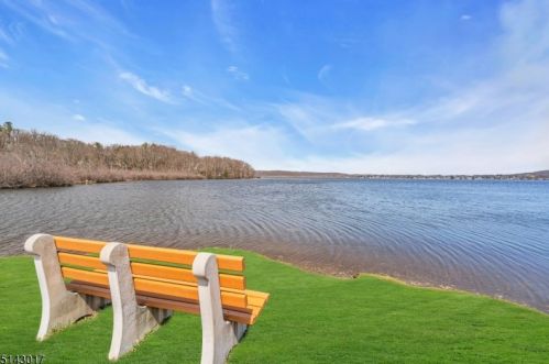 18 Outlook Ave, Mount Olive NJ  07828-2919 exterior