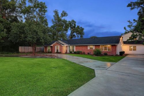 4469 Shady Lake Dr, Taylor Lake Village, TX 77586-1517