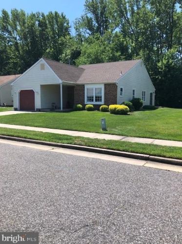 40 Lakebridge Dr, West Deptford, NJ 08096-6717