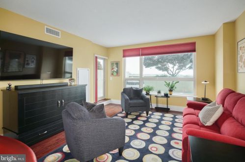 717 Columbus Blvd, Philadelphia, PA 19147-3521