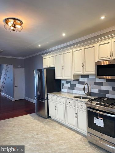 643 State St, Camden, NJ 08102-1825