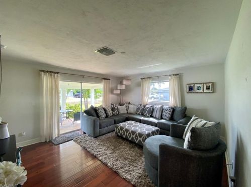 706 97th Ave, Naples, FL 34108-2283