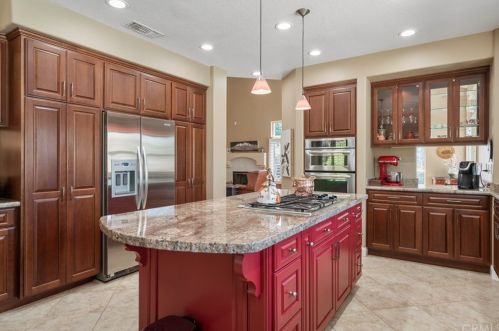 732 Buckingham Dr, Redlands CA  92374-6421 exterior