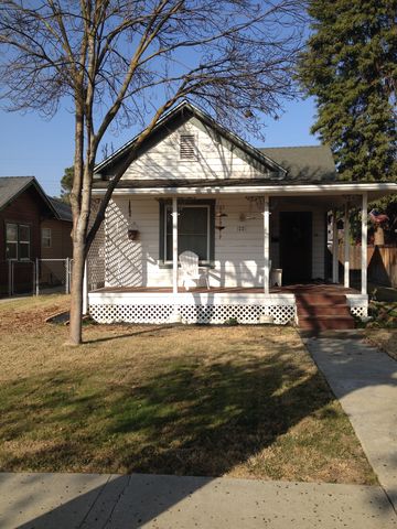 22 B St, Lemoore, CA 93245-2920