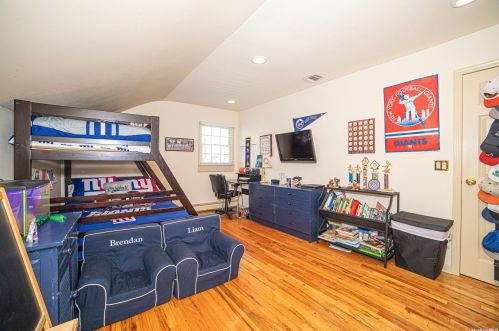 120 Lakeside Dr, Oakdale NY  11769-2250 exterior