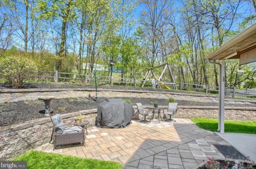 61 Crooked Dr, West Enola PA  17025-1522 exterior