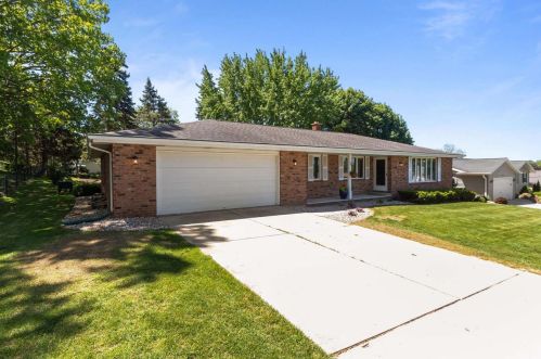 2680 Vicki Ln, Green Bay, WI 54311-5417