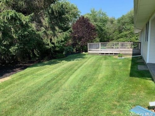 412 Vermont St, North Lindenhurst, NY 11757-5243