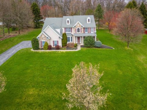 6431 Overlook Rd, Orefield, PA 18069-8927