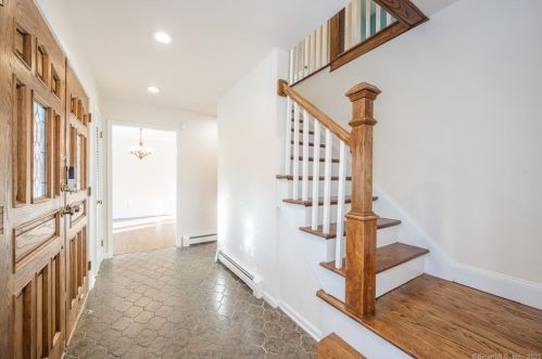 576 Tashua Rd, Bridgeport, CT 06611-1034