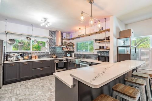 1207 9th Ave, Saint Petersburg, FL 33705-1219