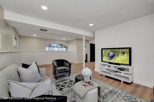 41 Hemlock St, Hazlet NJ  07730-2118 exterior