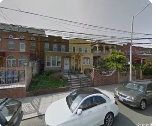21-45 37th St, Long Island City, NY 11105-1118