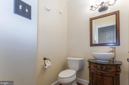 912 Victoria Ct, Downingtown PA  19335-4460 exterior