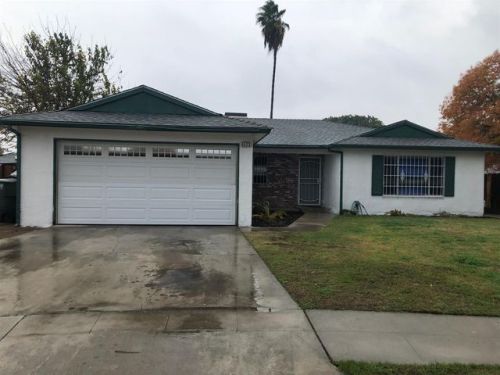 4523 Garrett Ave, Fresno, CA 93725-1554