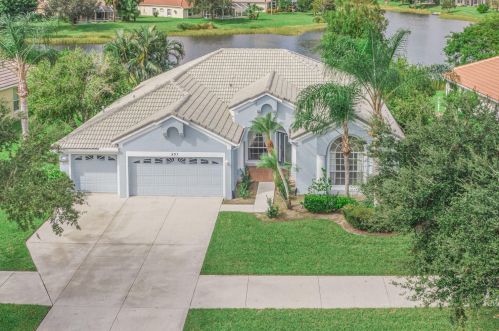 897 Lake Charles Cir, Fort Pierce, FL 34986-3419