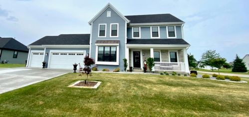 704 Prairie Hill Ave, Mukwonago, WI 53149
