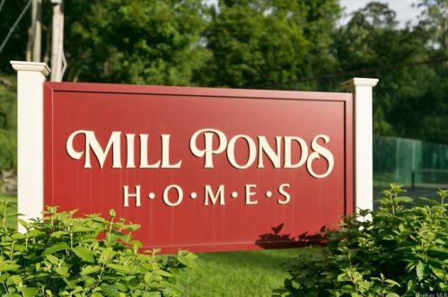 11 Greenhaven Rd, Tompkins Corners NY  10579-3303 exterior