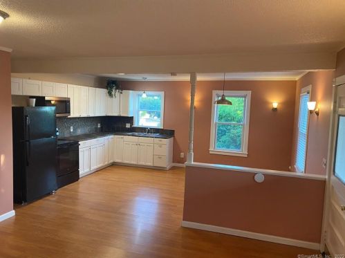 96 Charter Oak St, Manchester CT  06040-6211 exterior