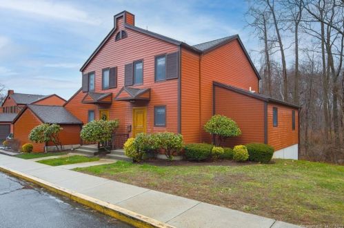 72 Courtland Dr, Groton, CT 06340-3834