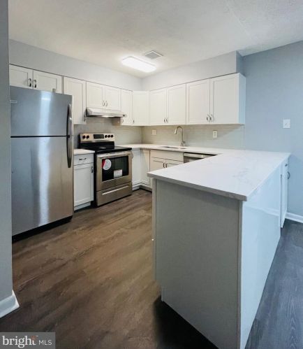 2120 Cartwright Pl, Herndon VA  20191-1903 exterior