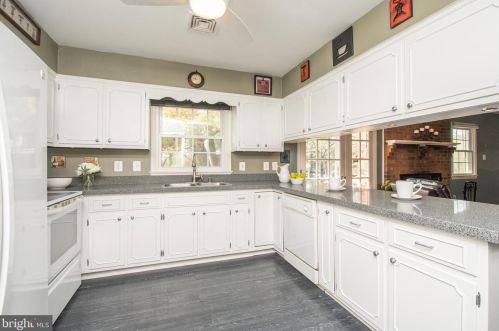 20557 Gleedsville Rd, Leesburg VA 20175-6532 exterior