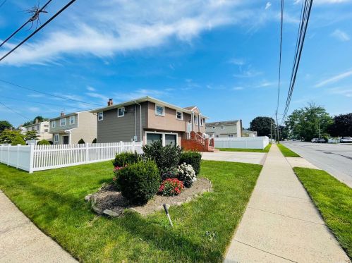 1989 Seamans Neck Rd, Seaford, NY 11783-2540