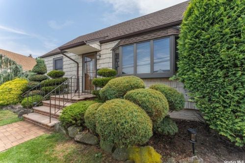 45 Soloff Blvd, Far Rockaway, NY 11096-1016