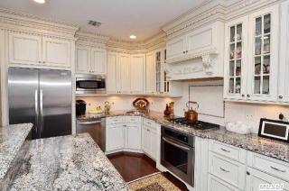 465 Florencia Pl, Huntington Station, NY 11747-5275