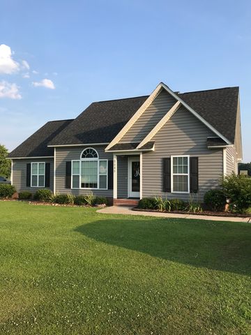 2532 Plumosa Dr, Grimesland, NC 27837-9156