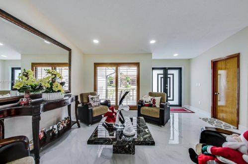 7534 5th Ct, Hialeah FL  33014-4921 exterior