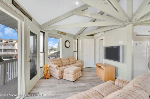 406 Eisenhower Ave, Pelican Island NJ  08751-1625 exterior