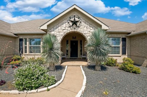 401 Cimarron Meadows Dr, Waxahachie, TX 75167-7271