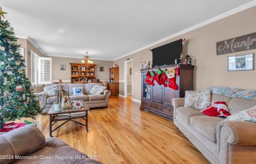 81 Oakland Dr, Bricktown NJ  08724-4560 exterior