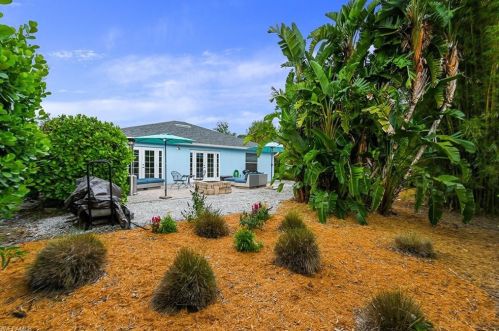 247 Stanhope Cir, Naples FL 34104-0810 exterior