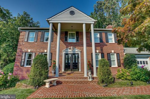 11911 Fallen Holly Ct, Great Falls, VA 22066-1232