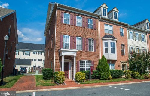 750 Monument Ave, Woodbridge VA  22191-5422 exterior