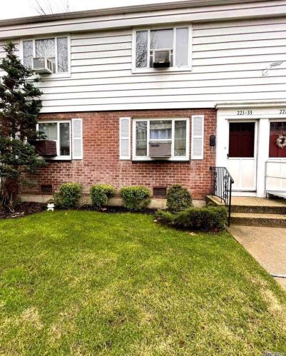 221-33 Manor Rd, Jamaica, NY 11427-2028