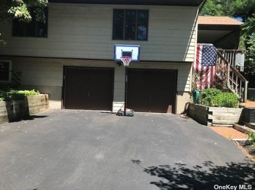 34 Stoothoff Rd, Elwood, NY 11731-3918