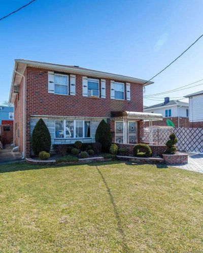 155-47 Lahn St, Jamaica, NY 11414-2858